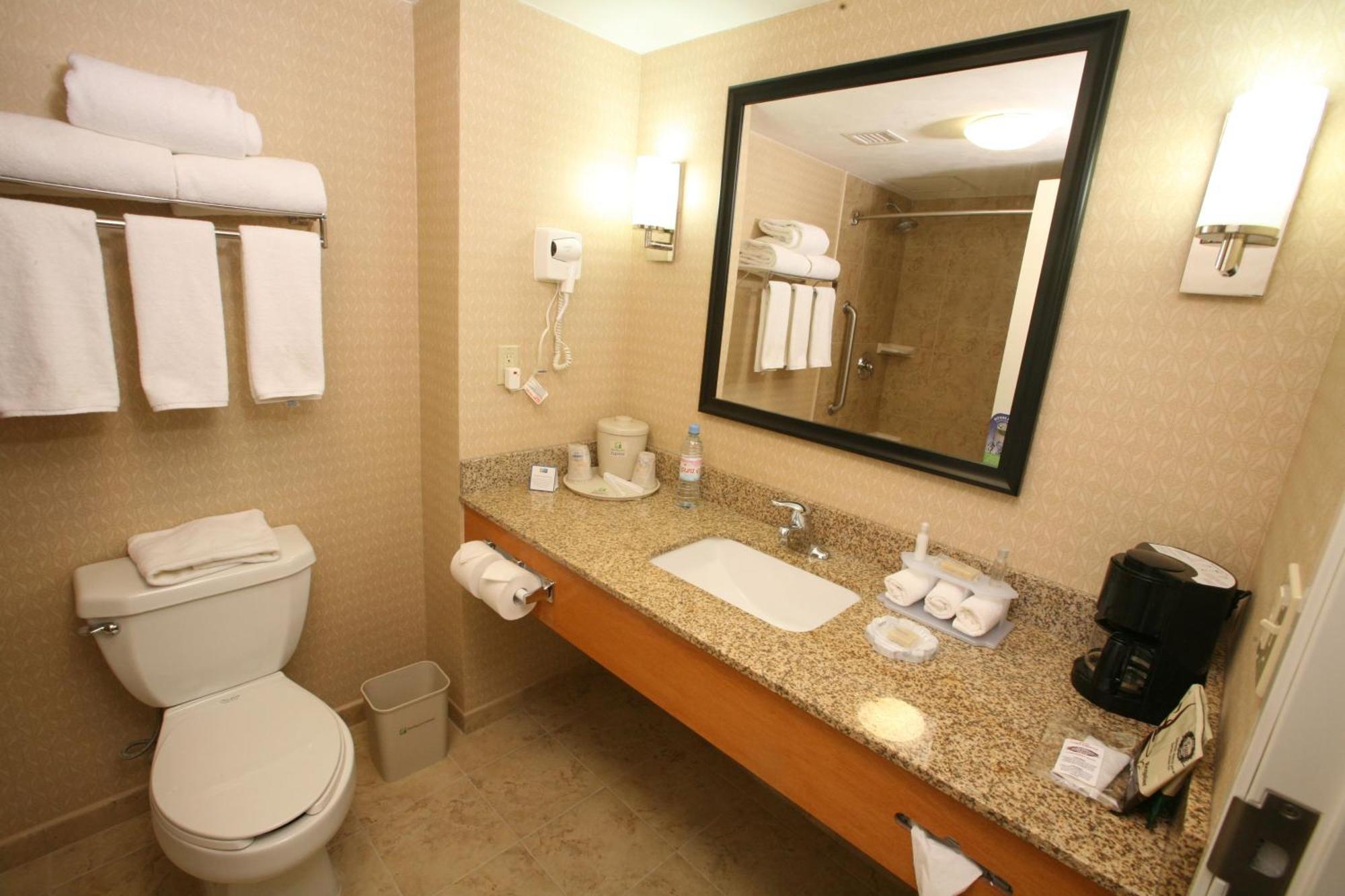 Holiday Inn Express Saltillo Zona Aeropuerto By Ihg Екстер'єр фото